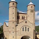 Ähnlich St. Pantaleon: Stiftskirche in Bad Münstereifel [wiki: St. Chrysanthus und Daria (Bad Münstereifel)]