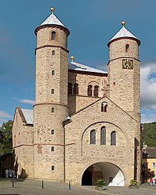 Ähnlich St. Pantaleon: Stiftskirche in Bad Münstereifel [wiki: St. Chrysanthus und Daria (Bad Münstereifel)]