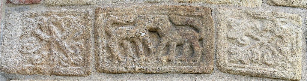 Reliefsteine in der Krypta von Saint-Romain-le-Puy [Mossot]