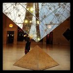 Spitz auf Spitz – zwei der insgesamt sechs Louvre-Pyramiden [tripadvisor]