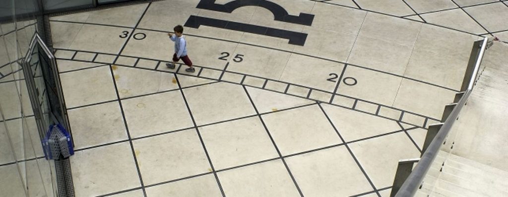 Begehbarer Sektor mit Treppe rechts, Tierkreiszeichen Waage und einem Knaben zum Größenvergleich. https://parisladefense.com/en/discover/artwork/la-carte-du-ciel