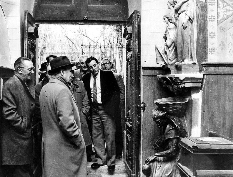 Mitterand betrachtet in der Kirche von Rennes-Le-Château Lucifer als Träger des Weihwasserbeckens [Foto: André Galaup].